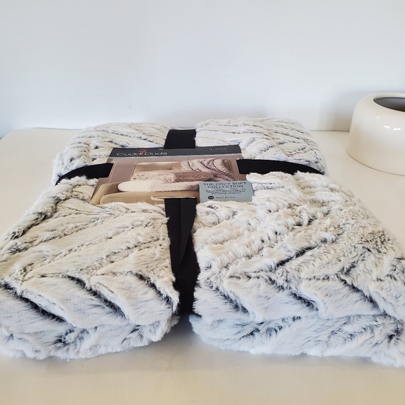 NWT CUDDL DUDS Cozy Soft Sculpted Faux Fur Throw Gray White 50" X 60" 100% Poly - Picture 4 of 10